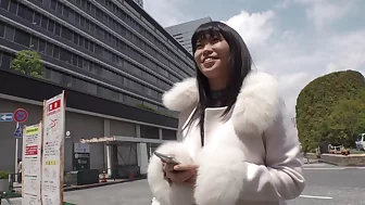 驚異的な潮吹きで絶叫&乱れまくりの清純美少女さん